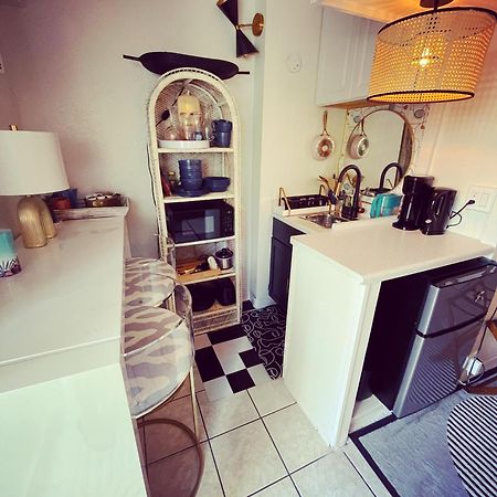 Seashore Waikiki Studio 1 Block From A Beach No Resort Fees Хонолулу Екстериор снимка