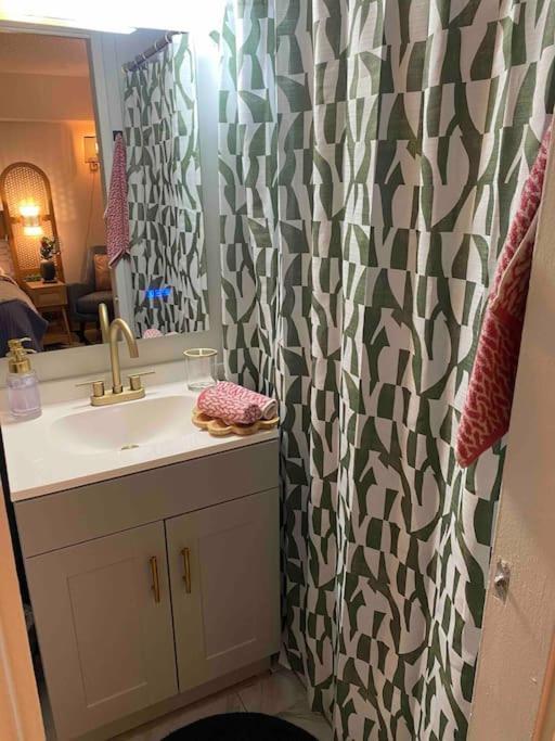 Seashore Waikiki Studio 1 Block From A Beach No Resort Fees Хонолулу Екстериор снимка